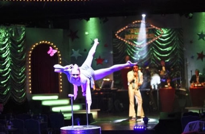 Szenenfoto aus der Show "Welcome to Las Vegas" im Friedrichsbau Varieté, fotografiert von Peter-Michael Petsch
