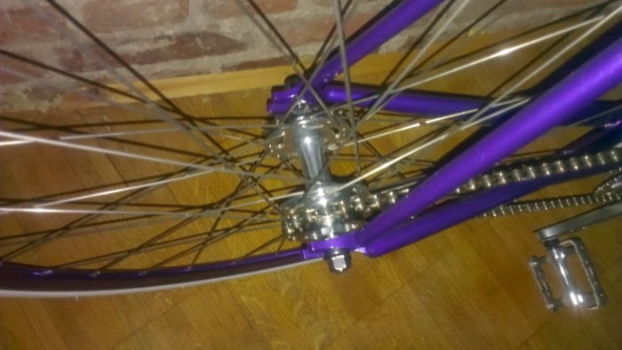 Das neue lilafarbene Fahrrad von Marina Skulditskaya vom kunstform?! BMX Shop