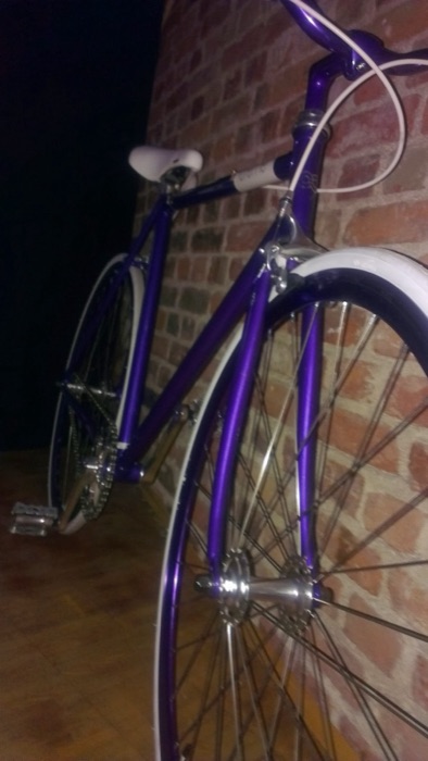 Das neue lilafarbene Fahrrad von Marina Skulditskaya vom kunstform?! BMX Shop