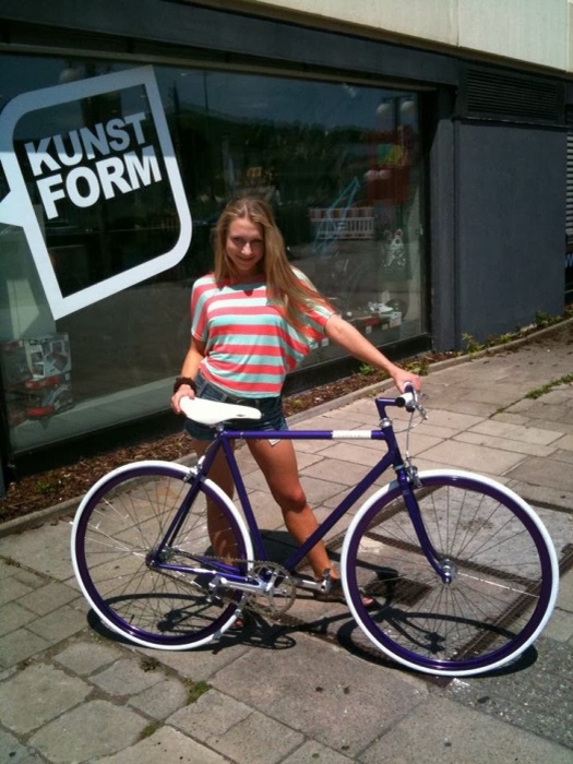 Das neue lilafarbene Fahrrad von Marina Skulditskaya vom kunstform?! BMX Shop