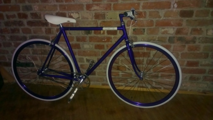 Das neue lilafarbene Fahrrad von Marina Skulditskaya vom kunstform?! BMX Shop
