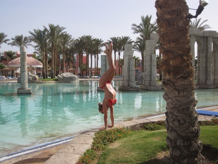 Marina Skulditskaya beim Handstand im Urlaub in Sharm el Sheikh, Ägypten