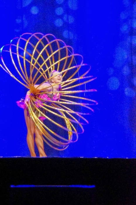 Marina Skulditskaya mit ihrem Hula-Hoop-Showact bei der Keim Gala Show