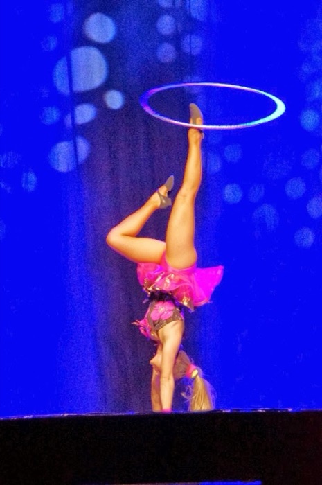 Marina Skulditskaya mit ihrem Hula-Hoop-Showact bei der Keim Gala Show