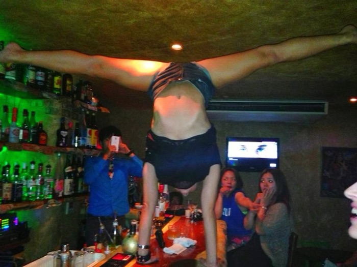 Marina Skulditskaya beim Handstand an einer Bar in Osaka, Japan