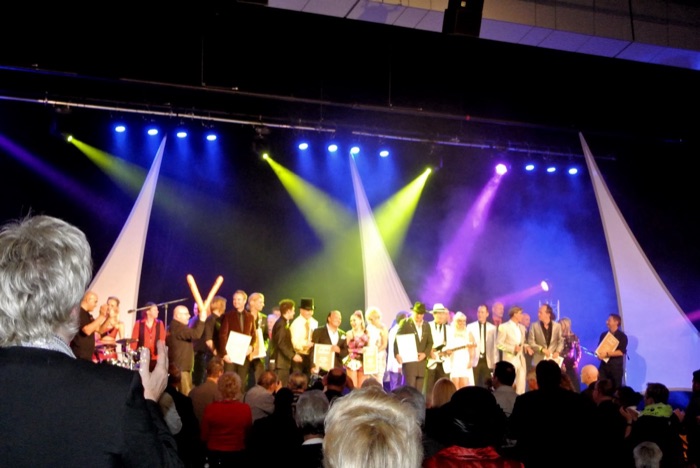 Marina Skulditskaya mit ihrer Trophäe als Künstlerin des Jahres 2013 bei der Goldenen Künstler Gala in Filderstadt
