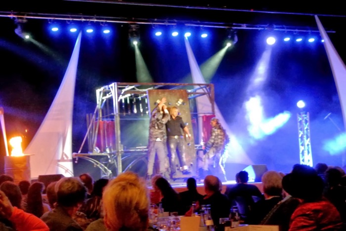 Marina Skulditskaya mit ihrer Trophäe als Künstlerin des Jahres 2013 bei der Goldenen Künstler Gala in Filderstadt