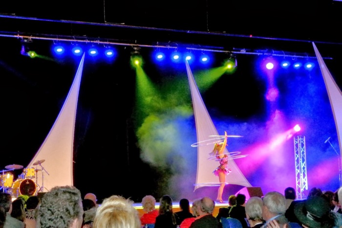 Marina Skulditskaya mit ihrer Trophäe als Künstlerin des Jahres 2013 bei der Goldenen Künstler Gala in Filderstadt