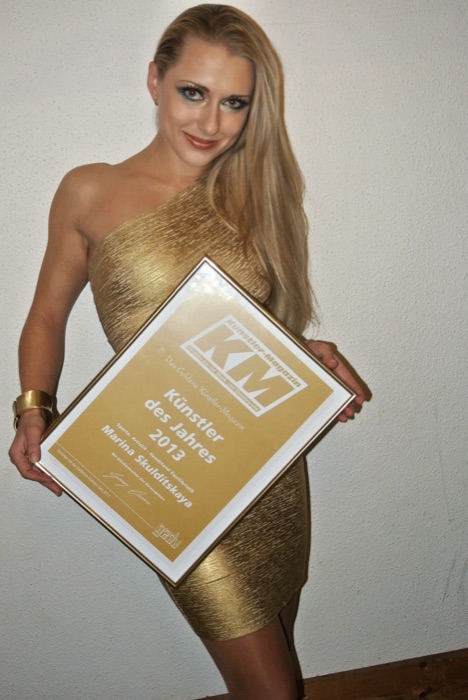 Marina Skulditskaya mit ihrer Trophäe als Künstlerin des Jahres 2013 bei der Goldenen Künstler Gala in Filderstadt