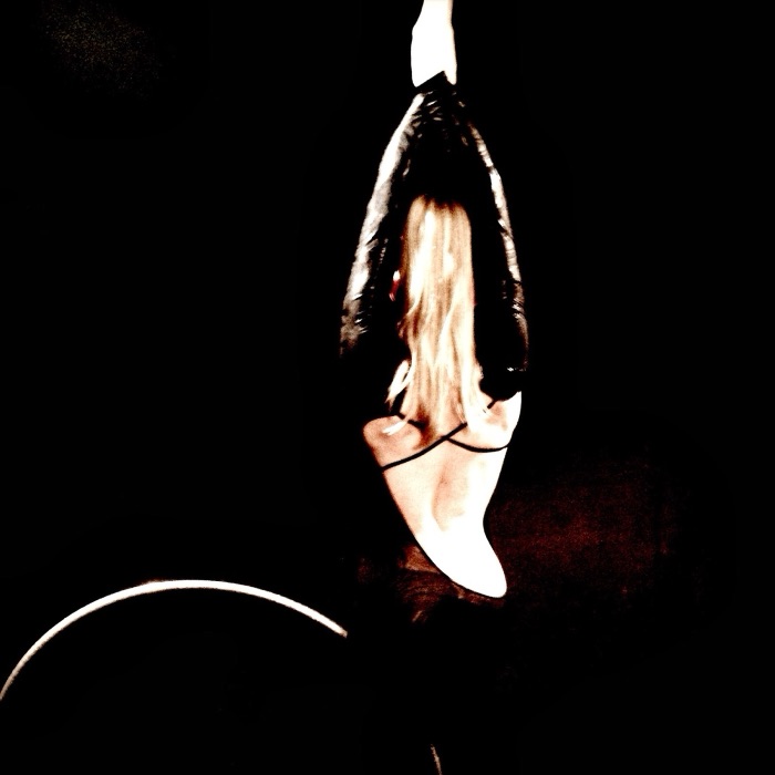 Marina Skulditskaya hinter den Kulissen der Hula-Hoop-Fotosession mit Tim Patrick Hüther