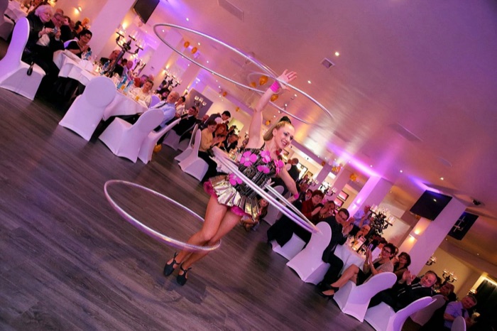 Marina Skulditskaya mit ihrem Handstand-Showact "Butterfly" bei einer Silvestergala
