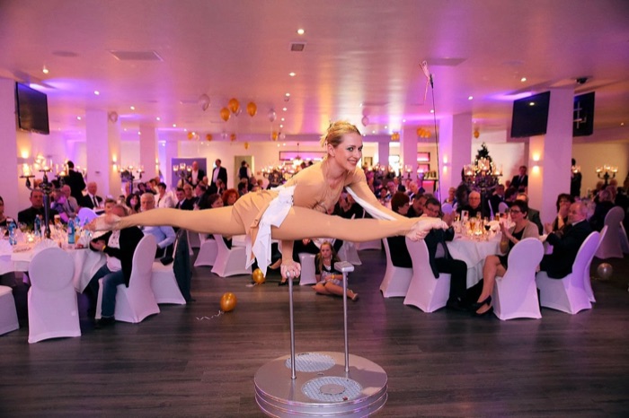 Marina Skulditskaya mit ihrem Handstand-Showact "Butterfly" bei einer Silvestergala