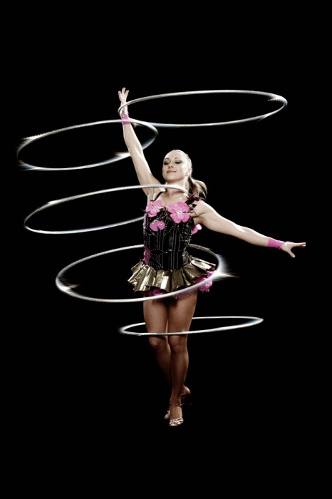 Marina Skulditskaya bei einem professionellen Fotoshooting mit ihrem Hula-Hoop-Showact