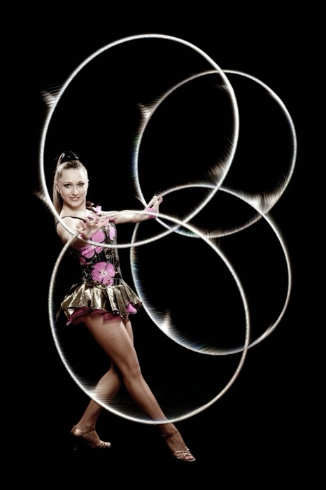 Marina Skulditskaya bei einem professionellen Fotoshooting mit ihrem Hula-Hoop-Showact