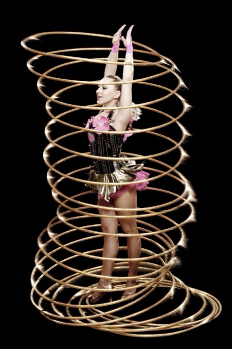 Marina Skulditskaya bei einem professionellen Fotoshooting mit ihrem Hula-Hoop-Showact