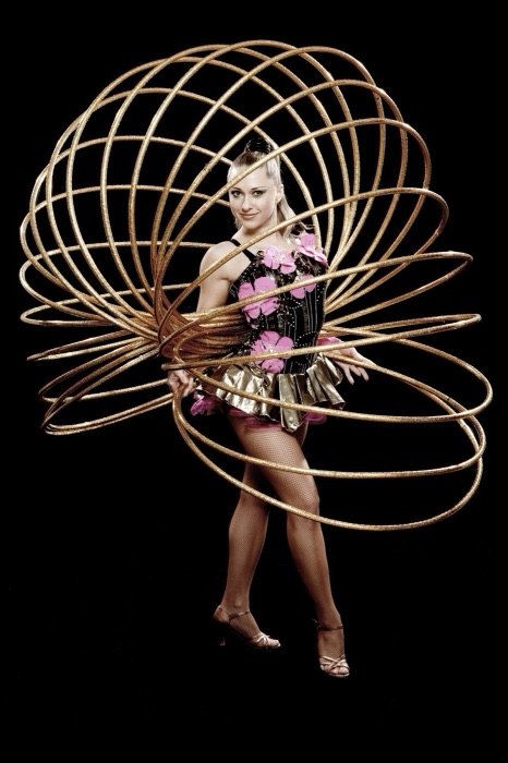 Marina Skulditskaya bei einem professionellen Fotoshooting mit ihrem Hula-Hoop-Showact