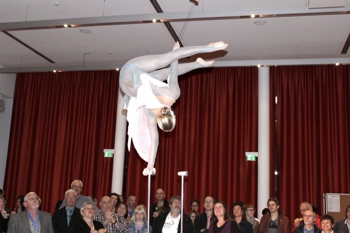 Marina Skulditskaya als Überraschungskünstlerin mit dem Showact "Butterfly" beim 4. Holzgerlinger Varieté