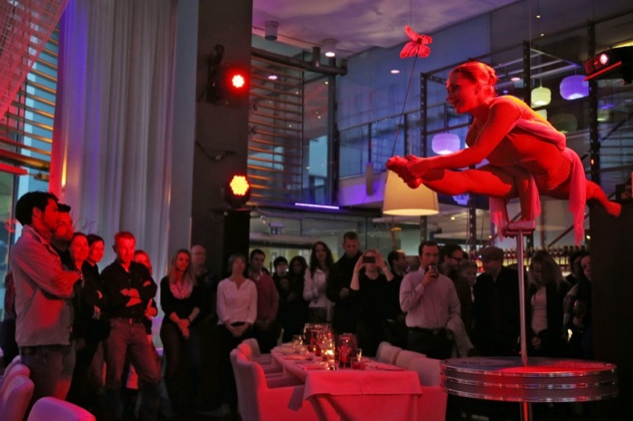 Marina Skulditskaya mit ihrem Handstand-Showact "Butterfly" bei der Roten Nacht der Bars im Amici Stuttgart