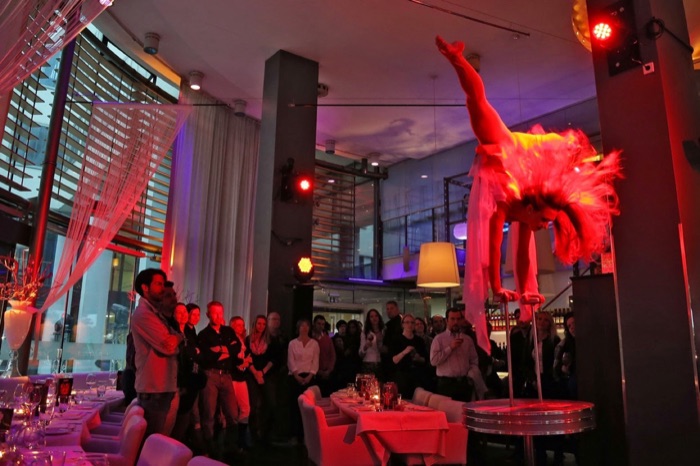 Marina Skulditskaya mit ihrem Handstand-Showact "Butterfly" bei der Roten Nacht der Bars im Amici Stuttgart