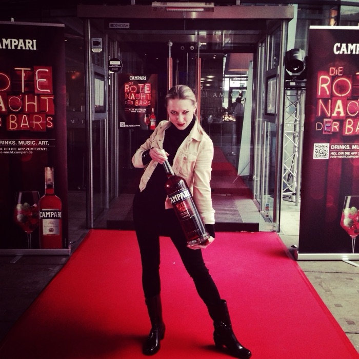 Marina Skulditskaya mit ihrem Handstand-Showact "Butterfly" bei der Roten Nacht der Bars im Amici Stuttgart
