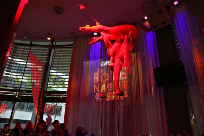 Marina Skulditskaya mit ihrem Handstand-Showact "Butterfly" bei der Roten Nacht der Bars im Amici Stuttgart