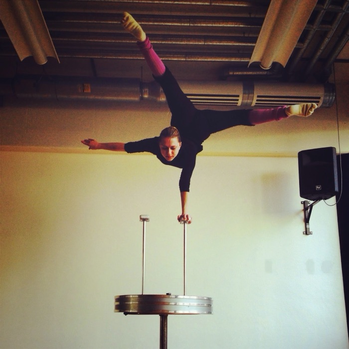 Marina Skulditskaya beim Training an einem neuen Trick in der Fitness Company Stuttgart
