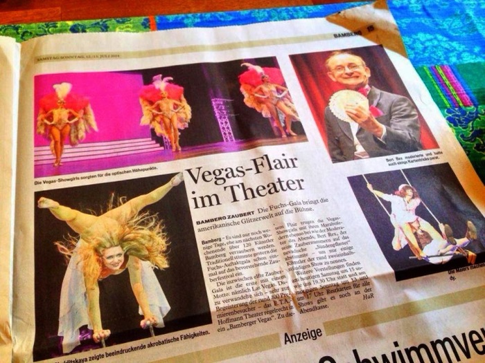 Marina Skulditskaya mit ihrem Handstand-Showact "Butterfly" bei den Varietéshows in Bamberg