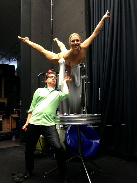 Marina Skulditskaya mit ihrem Handstand-Showact "Butterfly" bei den Varietéshows in Bamberg