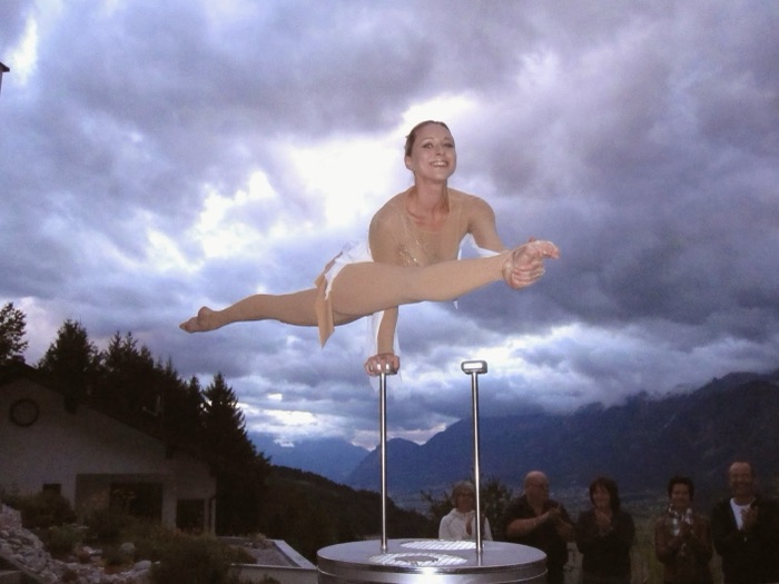 Marina Skulditskaya bei ihrer Handstand-Show unter freiem Himmel mit Alpenblick in Österreich