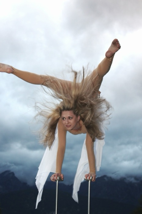 Marina Skulditskaya bei ihrer Handstand-Show unter freiem Himmel mit Alpenblick in Österreich