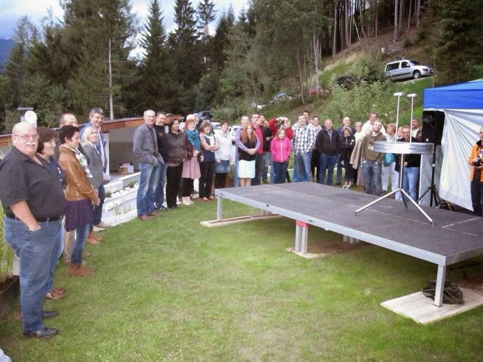 Marina Skulditskaya bei ihrer Handstand-Show unter freiem Himmel mit Alpenblick in Österreich