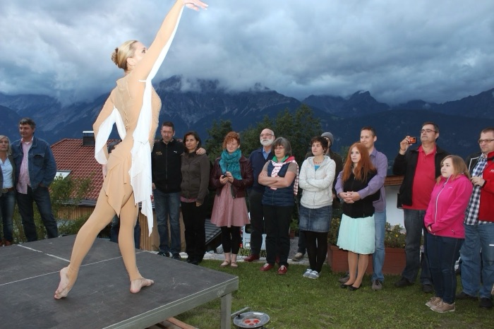 Marina Skulditskaya bei ihrer Handstand-Show unter freiem Himmel mit Alpenblick in Österreich