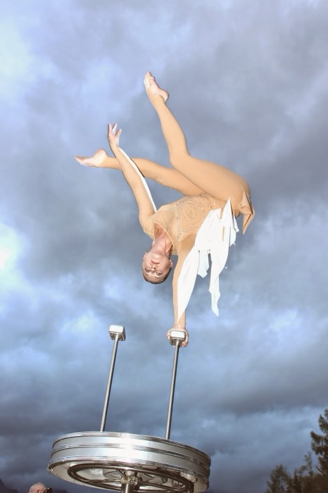 Marina Skulditskaya bei ihrer Handstand-Show unter freiem Himmel mit Alpenblick in Österreich