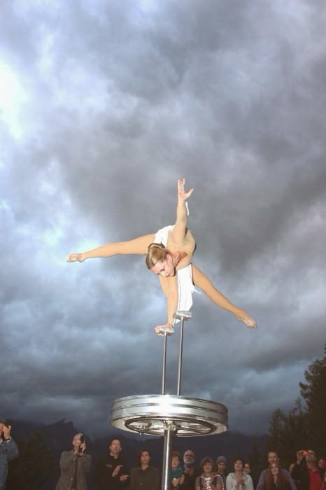 Marina Skulditskaya bei ihrer Handstand-Show unter freiem Himmel mit Alpenblick in Österreich