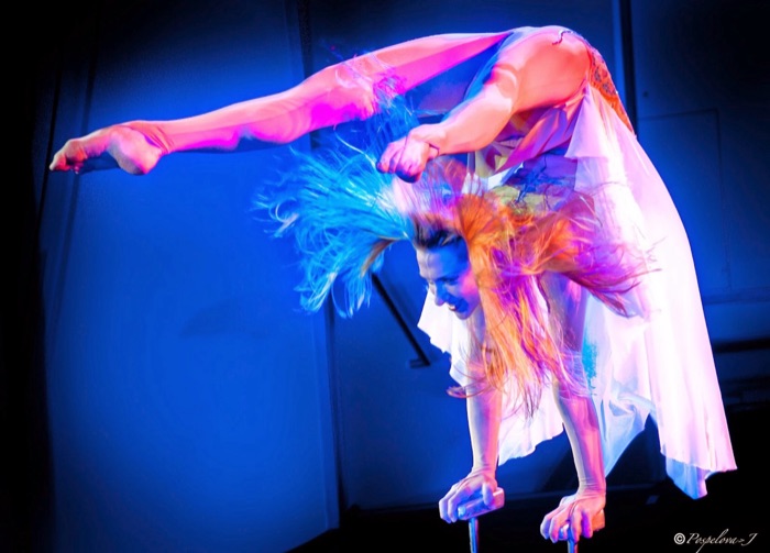 Marina Skulditskaya mit ihrem Handstand-Showact "Butterfly" bei der BASF-Jubiläumsfeier in Ludwigshafen
