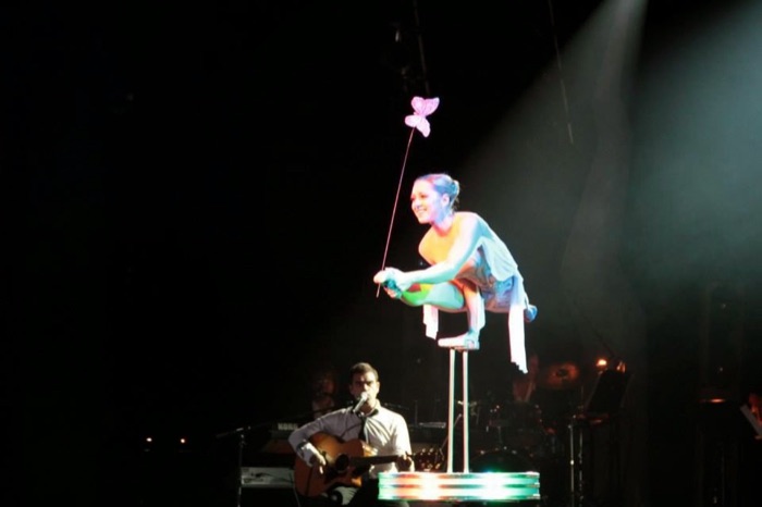Marina Skulditskaya mit ihrem Handstand-Showact "Butterfly" bei der BASF-Jubiläumsfeier in Ludwigshafen