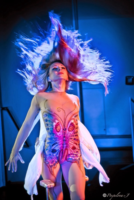 Marina Skulditskaya mit ihrem Handstand-Showact "Butterfly" bei der BASF-Jubiläumsfeier in Ludwigshafen