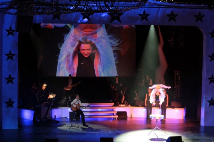 Marina Skulditskaya mit ihrem Handstand-Showact "Butterfly" bei der BASF-Jubiläumsfeier in Ludwigshafen