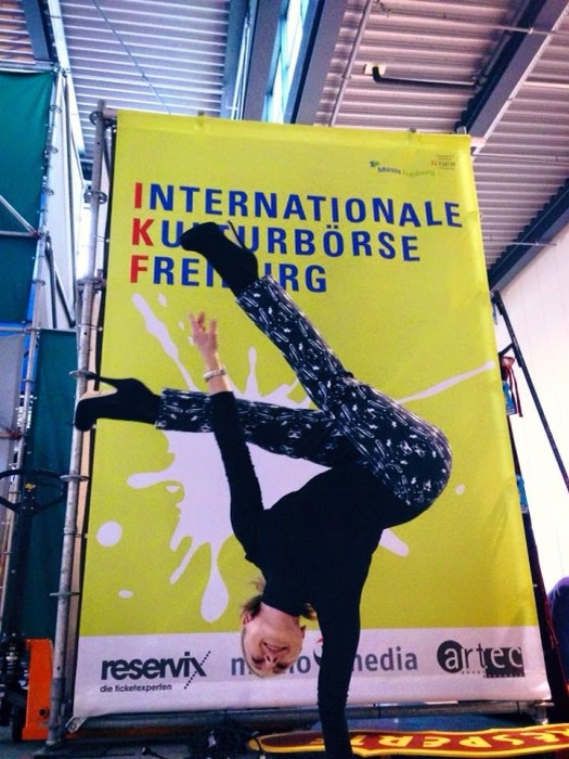 Marina Skulditskaya mit ihrem Handstand-Showact "Vision" auf der Internationalen Kulturbörse Freiburg