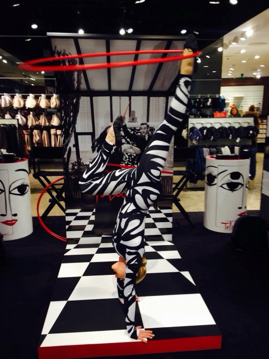 Marina Skulditskaya bei ihrer Hula-Hoop-Performance zur MAC-Kollektion "Toledo" in München