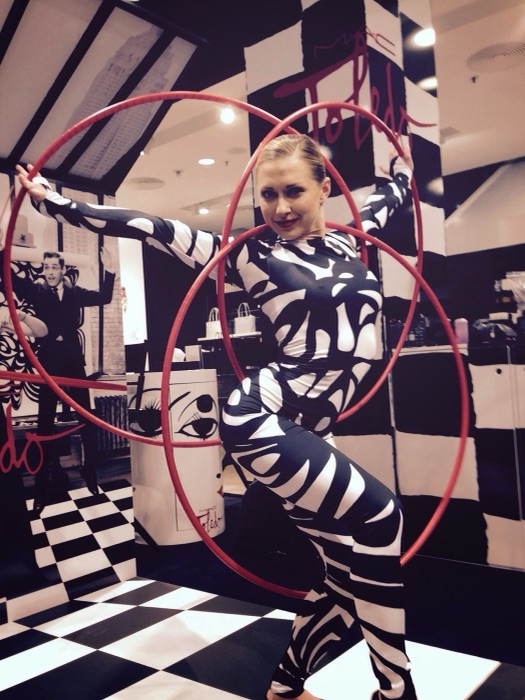 Marina Skulditskaya bei ihrer Hula-Hoop-Performance zur MAC-Kollektion "Toledo" in München
