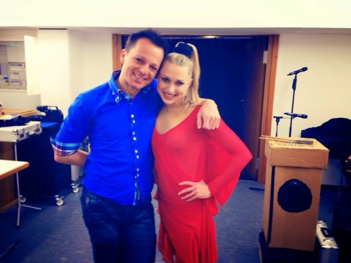 Marina Skulditskaya mit ihrem Hula-Hoop-Showact "Sunny" beim 5. Holzgerlinger Varieté