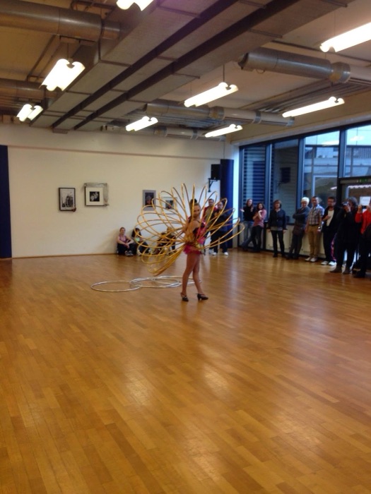 Marina Skulditskaya bei ihrer Hula-Hoop-Performance in der Fitness Company Stuttgart