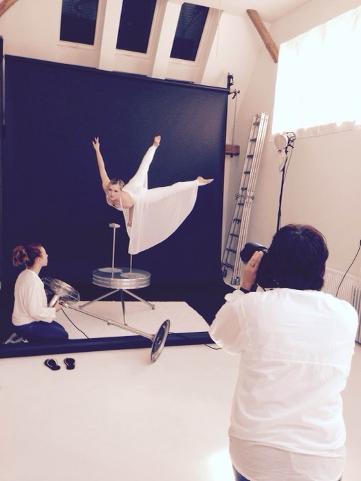 Marina Skulditskaya beim Fotoshooting zum Handstand-Showact "Vision" im neuen Kostüm