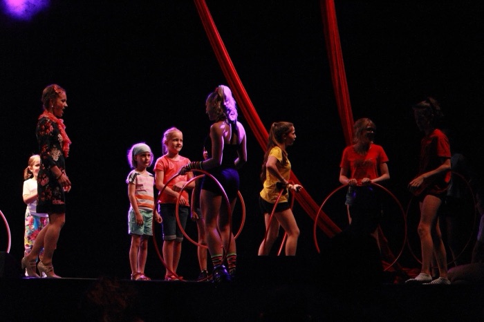 Marina Skulditskaya beim Hula-Hoop-Workshop am Tag der offenen Tür im Friedrichsbau Varieté