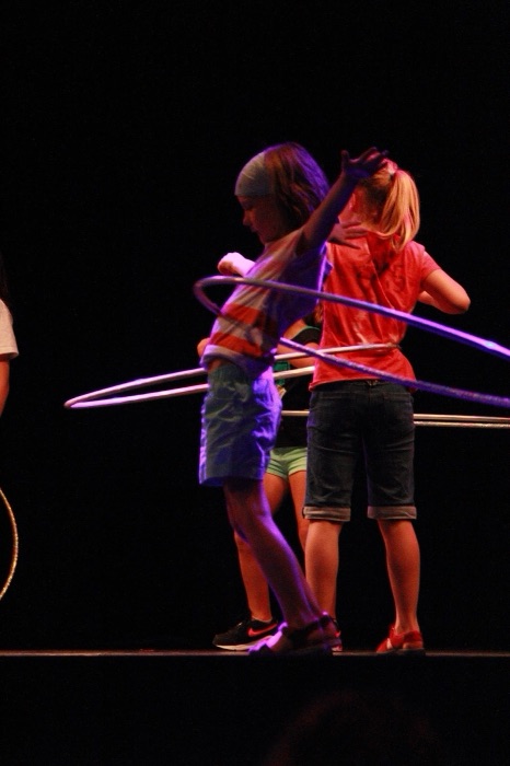 Marina Skulditskaya beim Hula-Hoop-Workshop am Tag der offenen Tür im Friedrichsbau Varieté