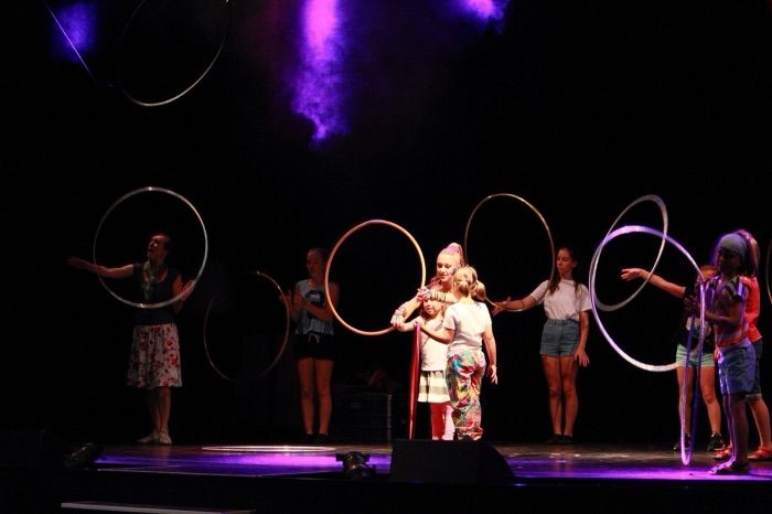 Marina Skulditskaya beim Hula-Hoop-Workshop am Tag der offenen Tür im Friedrichsbau Varieté