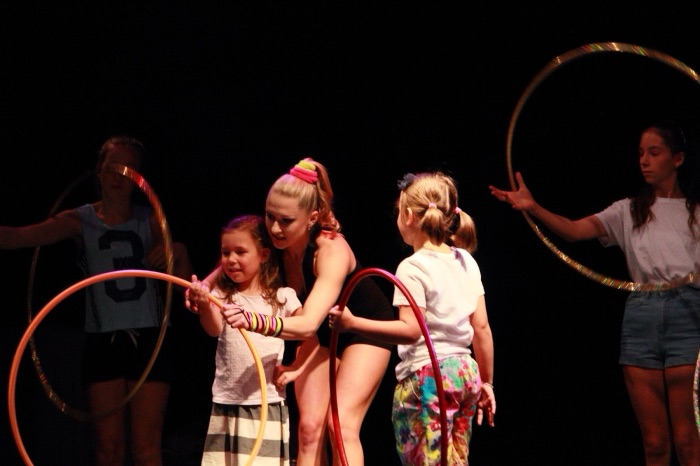 Marina Skulditskaya beim Hula-Hoop-Workshop am Tag der offenen Tür im Friedrichsbau Varieté