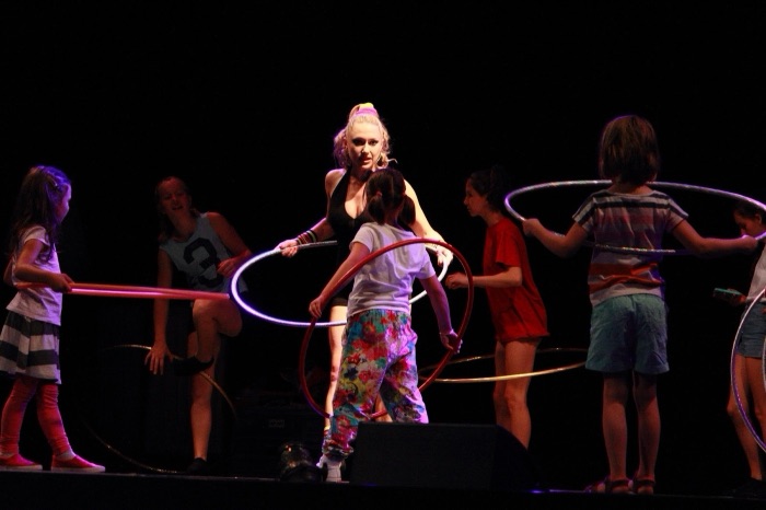 Marina Skulditskaya beim Hula-Hoop-Workshop am Tag der offenen Tür im Friedrichsbau Varieté