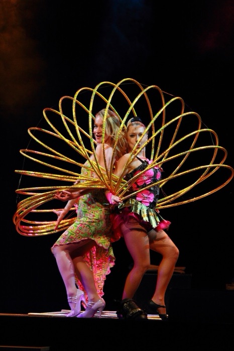 Marina Skulditskaya beim Hula-Hoop-Workshop am Tag der offenen Tür im Friedrichsbau Varieté